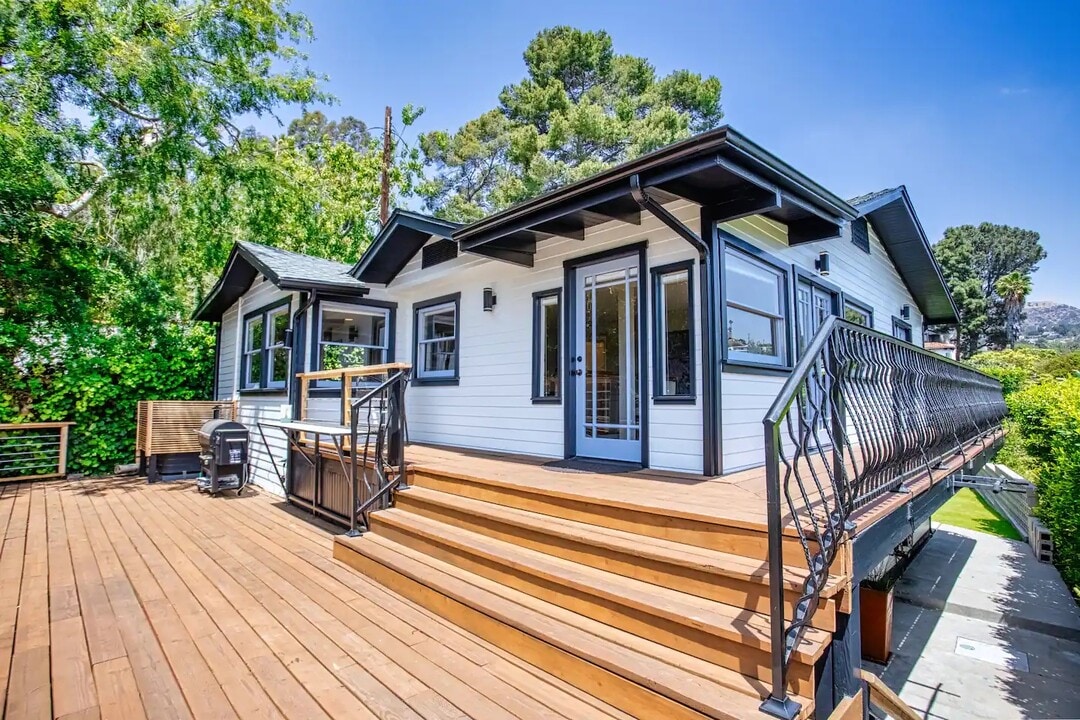 2597 Dearborn Dr in Los Angeles, CA - Building Photo