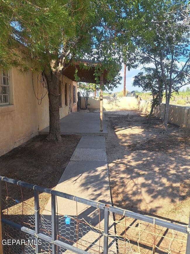 905 NE Camp St in Fabens, TX - Building Photo - Building Photo