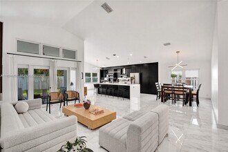 204 Cameron Dr in Weston, FL - Building Photo - Building Photo