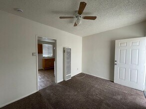 2515 E Madison St-Unit -2515 1/2 in Long Beach, CA - Building Photo - Building Photo