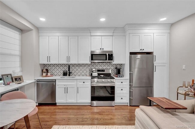 25 W Broadway, Unit 110 in Long Beach, NY - Building Photo - Building Photo