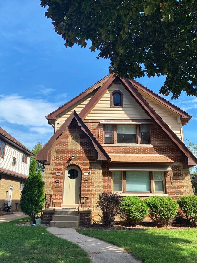2804 N 70th St in Milwaukee, WI - Foto de edificio - Building Photo
