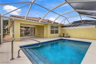7643 Novara Ct in Naples, FL - Foto de edificio - Building Photo