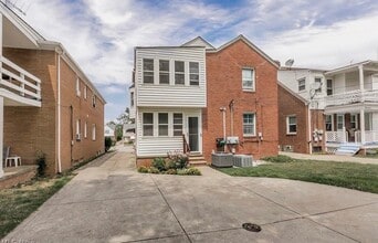 13582 Cedar Rd, Unit Downstairs in University Heights, OH - Foto de edificio - Building Photo