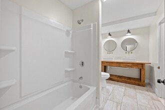 656 Grove St in Worcester, MA - Foto de edificio - Building Photo