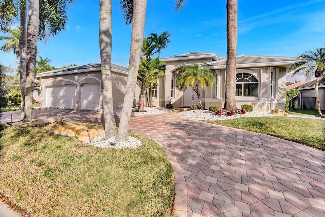 3772 Oak Ridge Cir in Weston, FL - Building Photo