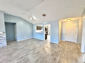 15807 Pilgrim Hall Dr in Friendswood, TX - Foto de edificio - Building Photo