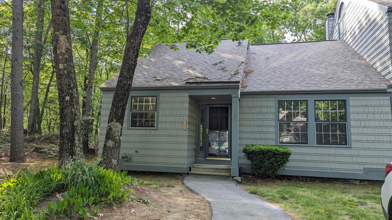 1465 Hooksett Rd in Hooksett, NH - Building Photo