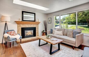 18322 9th Ave NE in Shoreline, WA - Building Photo - Building Photo