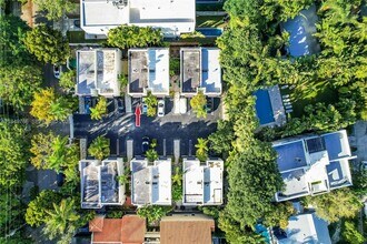 2945 Bridgeport Ave in Miami, FL - Foto de edificio - Building Photo