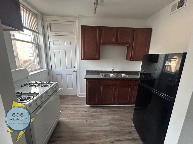 2000 W Jarvis Ave in Chicago, IL - Building Photo - Building Photo
