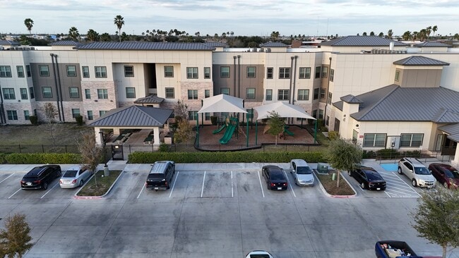 Hibiscus Village in McAllen, TX - Foto de edificio - Building Photo