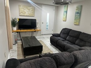 390 Cedar Hill Rd in Ambler, PA - Building Photo - Building Photo