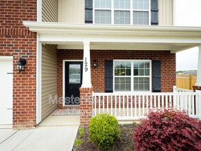 129 Rockwater Way in Zebulon, NC - Foto de edificio - Building Photo