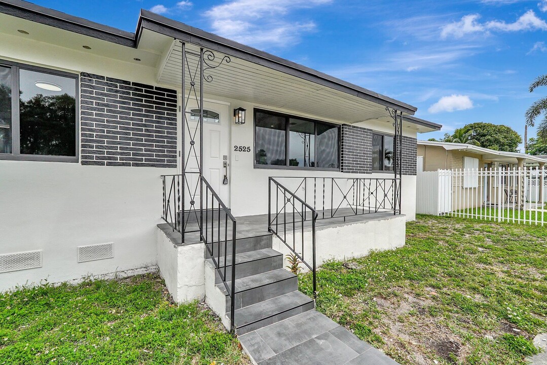 2525 NW 122nd St in Miami, FL - Building Photo