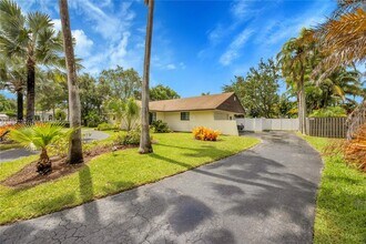 7804 SW 178th Terrace in Palmetto Bay, FL - Building Photo - Building Photo