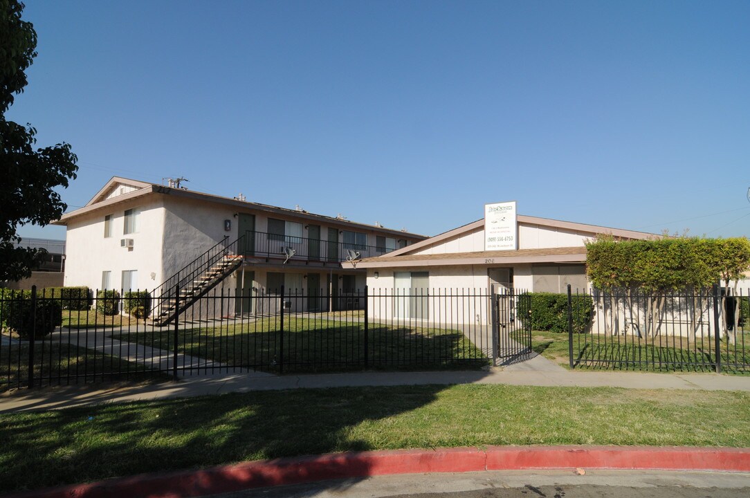 4 Units in Rialto, CA - Building Photo