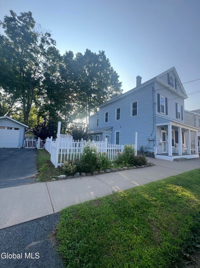 191 Elm St in Saratoga Springs, NY - Building Photo - Building Photo