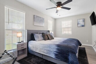 826 Dalworth St in Grand Prairie, TX - Foto de edificio - Building Photo