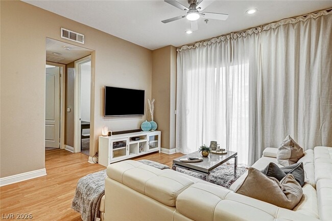 56 E Serene Ave in Las Vegas, NV - Foto de edificio - Building Photo