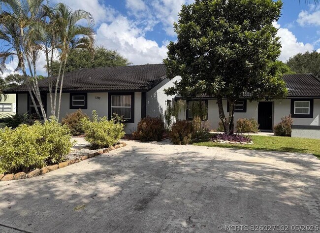 property at 1392 Riverside Cir