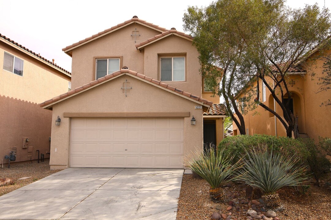5221 Fireside Ranch Ave in Las Vegas, NV - Foto de edificio
