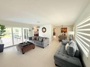 7180 SW 11th St in Pembroke Pines, FL - Building Photo - Building Photo