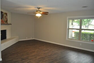 817 Mulkey Ln in Denton, TX - Foto de edificio - Building Photo