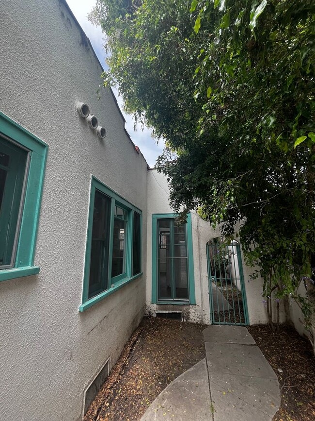 921 Superba Ave in Los Angeles, CA - Building Photo - Building Photo