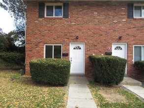 OXFORD COURT APARTMENTS -- 054 in Coraopolis, PA - Building Photo - Interior Photo