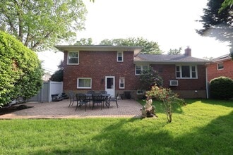 757 Leslie Ln in East Meadow, NY - Building Photo - Building Photo