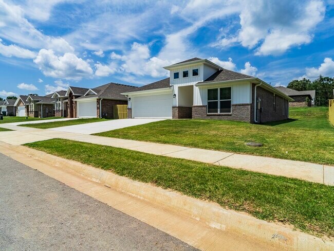 1440 Emmerson St in Centerton, AR - Building Photo - Building Photo