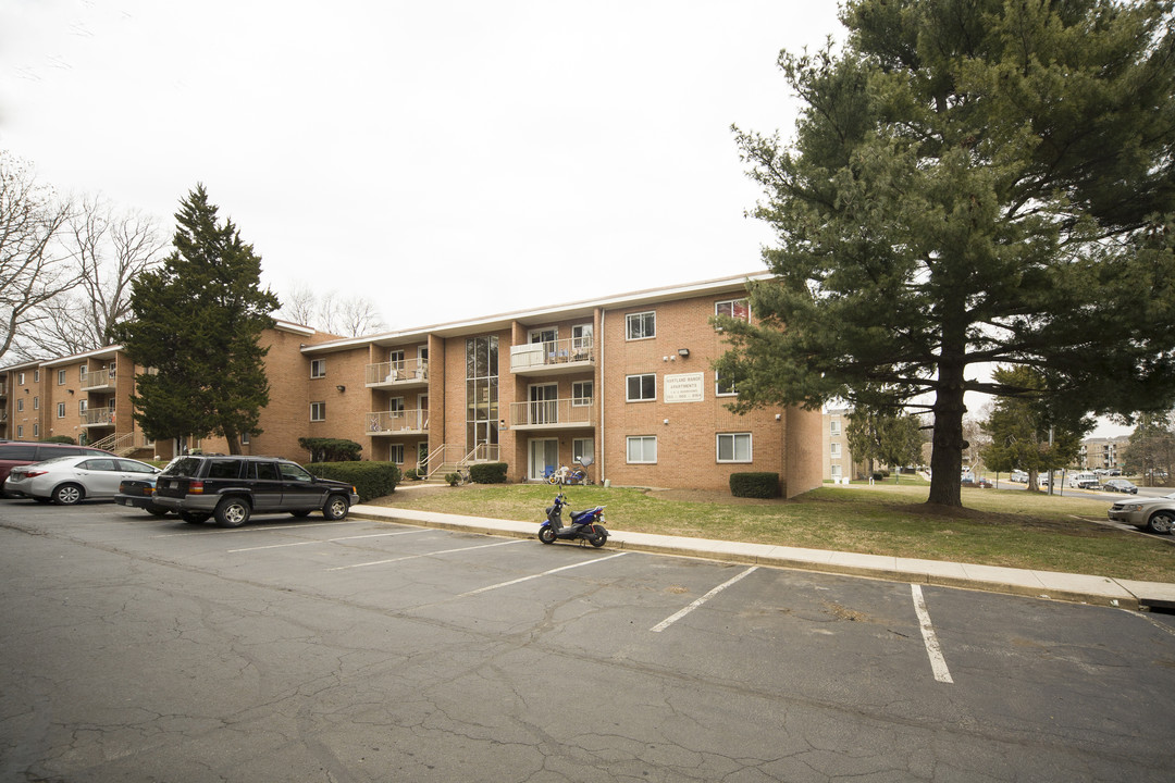 Hartland Manor in Vienna, VA - Building Photo