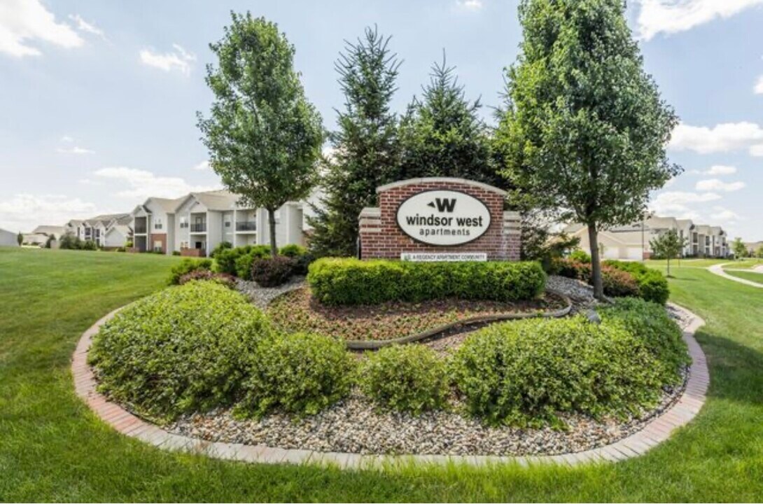 2402 Fields South Dr, Unit Windsor West Apartment in Champaign, IL - Building Photo