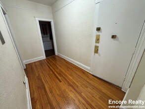 1677 Commonwealth Ave, Unit 2 BED 1 BATH in Boston, MA - Building Photo - Building Photo