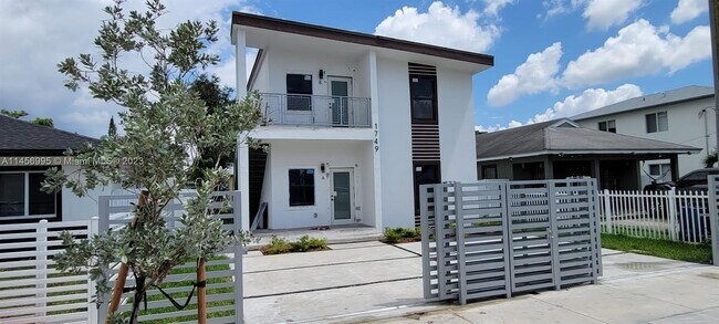 1749 NW 64th St-Unit -B in Miami, FL - Foto de edificio - Building Photo