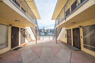 148 Daisy Ave in Imperial Beach, CA - Foto de edificio - Building Photo