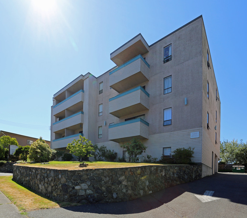 Central View Manor in Victoria, BC - Building Photo