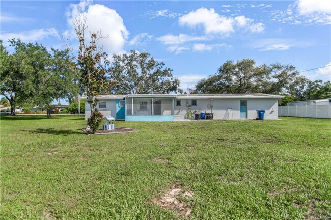 3012 52nd Ave Dr W in Bradenton, FL - Foto de edificio - Building Photo