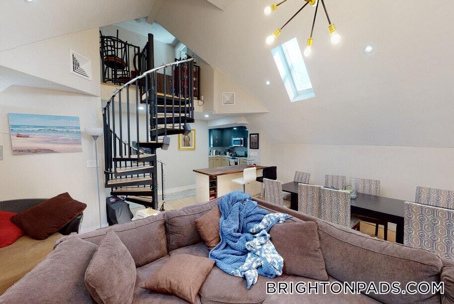 15 Lanark Rd in Brookline, MA - Building Photo