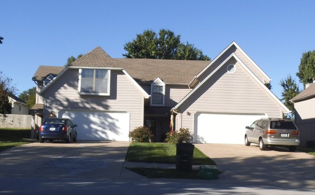 Woods Chapel Duplexes in Lee's Summit, MO - Building Photo - Building Photo