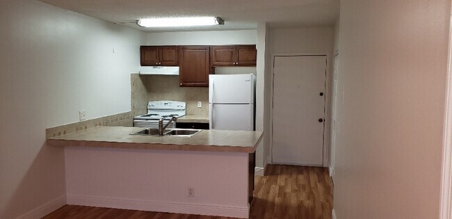2501 Riverside Dr in Coral Springs, FL - Building Photo - Building Photo