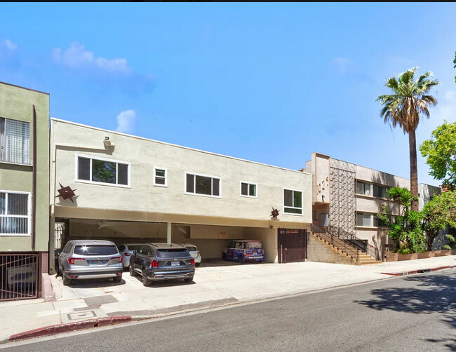 1023 N Hayworth Ave in Los Angeles, CA - Foto de edificio - Building Photo