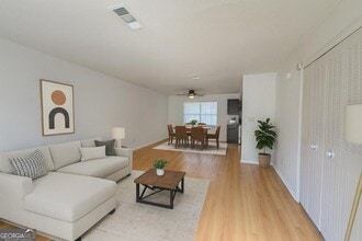 6354 Shannon Pkwy in Union City, GA - Building Photo - Building Photo