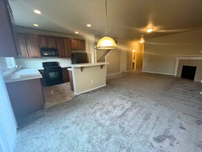 4430 SE Redwood St in Hillsboro, OR - Building Photo - Building Photo