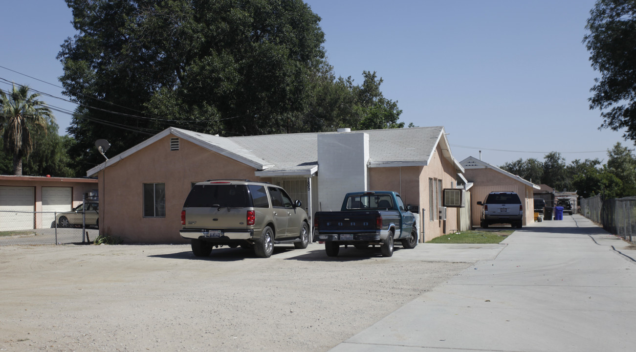 185 W Merrill Ave in Rialto, CA - Building Photo