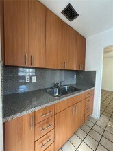 106 NE 2nd Ave in Hallandale Beach, FL - Foto de edificio - Building Photo