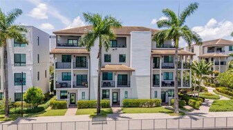 4714 NW 84th Ct in Doral, FL - Building Photo