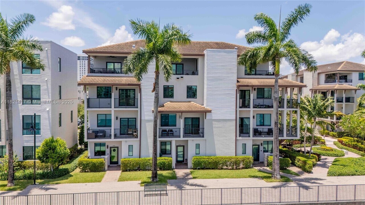 4714 NW 84th Ct in Doral, FL - Building Photo