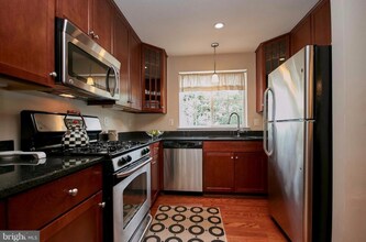 4067 S Four Mile Run Dr, Unit 301 in Arlington, VA - Foto de edificio - Building Photo